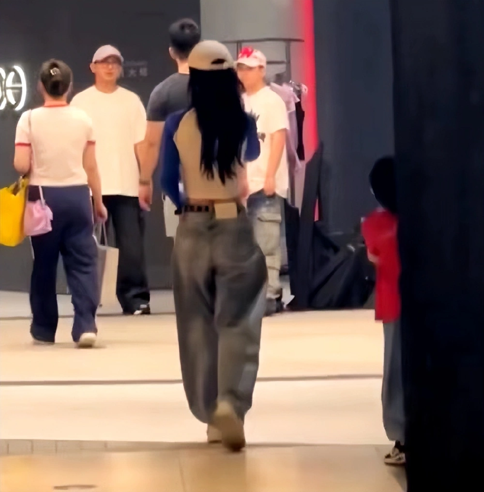 　　6月21日，中央纪委国家监委发布消息，自然资源部原党组成员，中国地质调查局原党组书记、局长钟自然被开除党籍，涉嫌受贿、故意泄露国家秘密犯罪问题移送检察机关依法审查起诉。