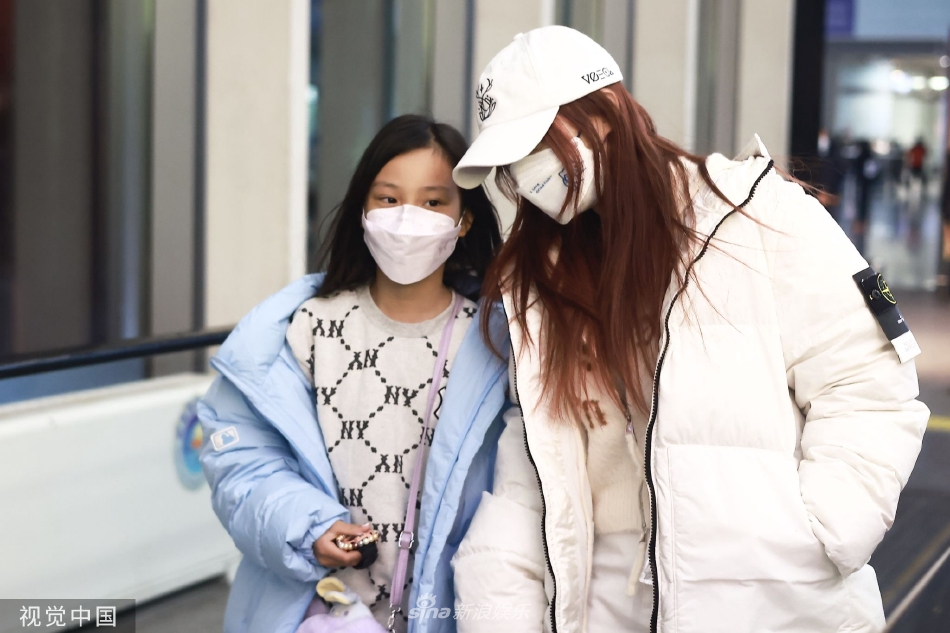 　　另一位12306客服则回应称，对第三方平台（的行为）不做解释，所有的用户都没有优先购票权，用户在第三方平台购买的任何“加速包”都没有办法实现优先购票。如果没有买到票，用户可以下候补订单，铁路部门会按照用户提交订单的先后顺序进行兑现。