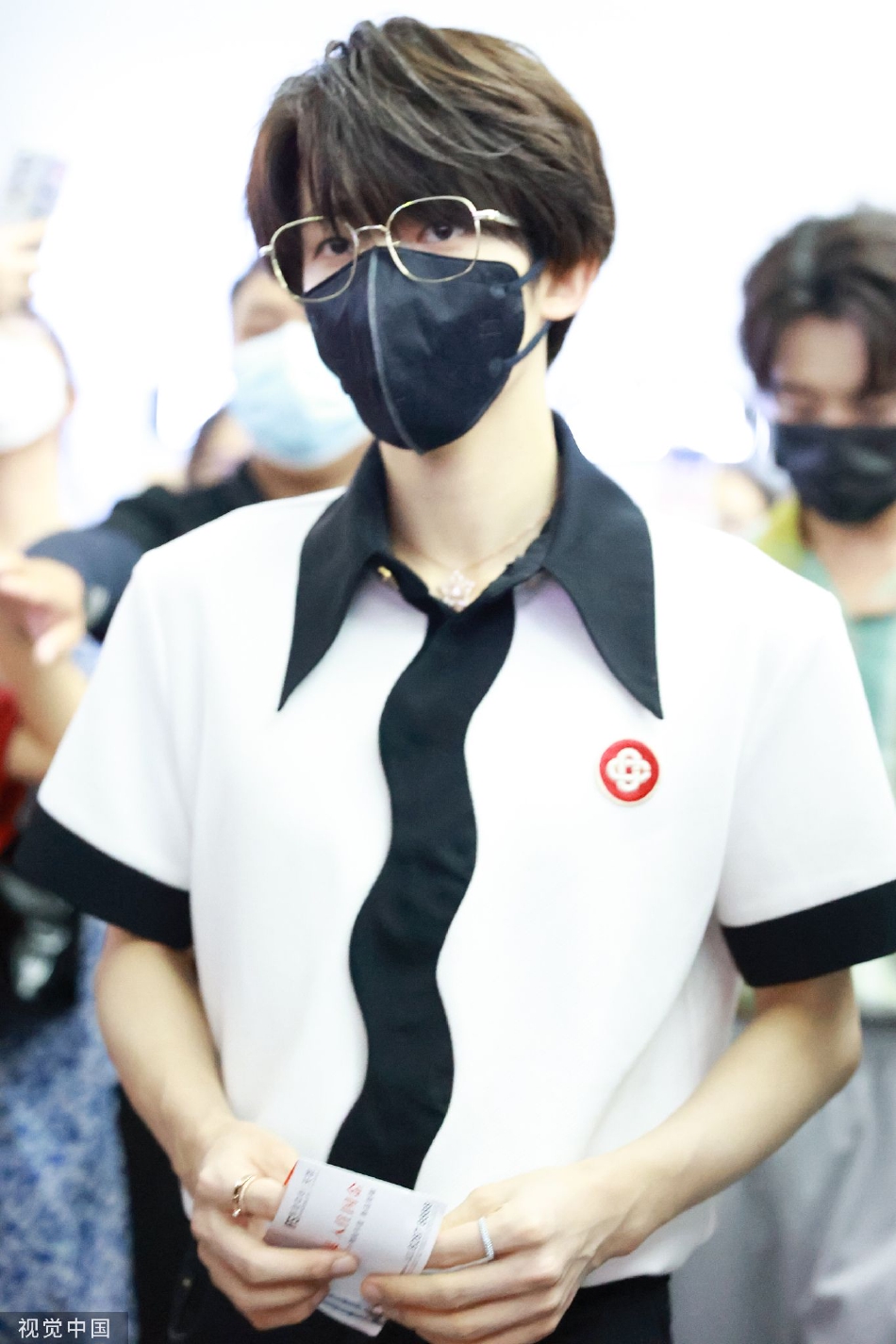 　　不过近几年，湖北提出加快建成超“米”字型高速铁路网，加上通江达海的长江黄金水道，以及亚洲首个、全球第四个专业货运机场鄂州花湖机场建成投运……集齐“空铁水”，武汉似乎找到了冲击新目标的时机。