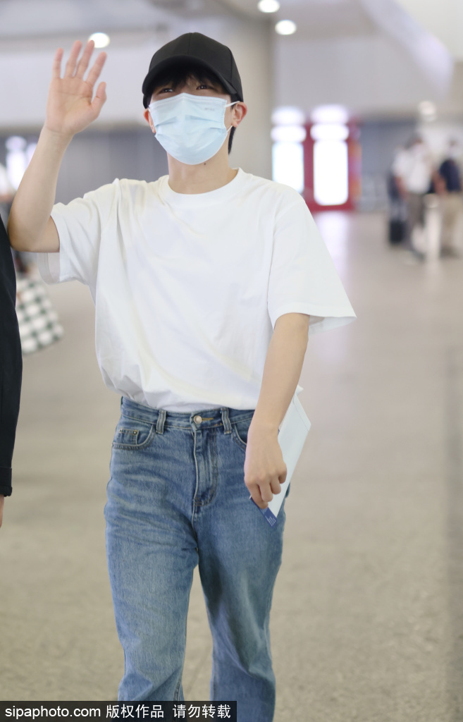 　　中国驻英国使馆发言人强调，在乌克兰问题上，中国的立场是劝和促谈，坚定不移，一以贯之。为此，中国和巴西最近联名发表了关于推动政治解决乌克兰危机的“六点共识”，强调遵守局势降温三原则，即战场不外溢、战事不升级、各方不拱火，同时呼吁各方坚持对话谈判、加大人道主义援助、反对使用核武器、反对攻击核电站、维护全球产业链供应链稳定等。