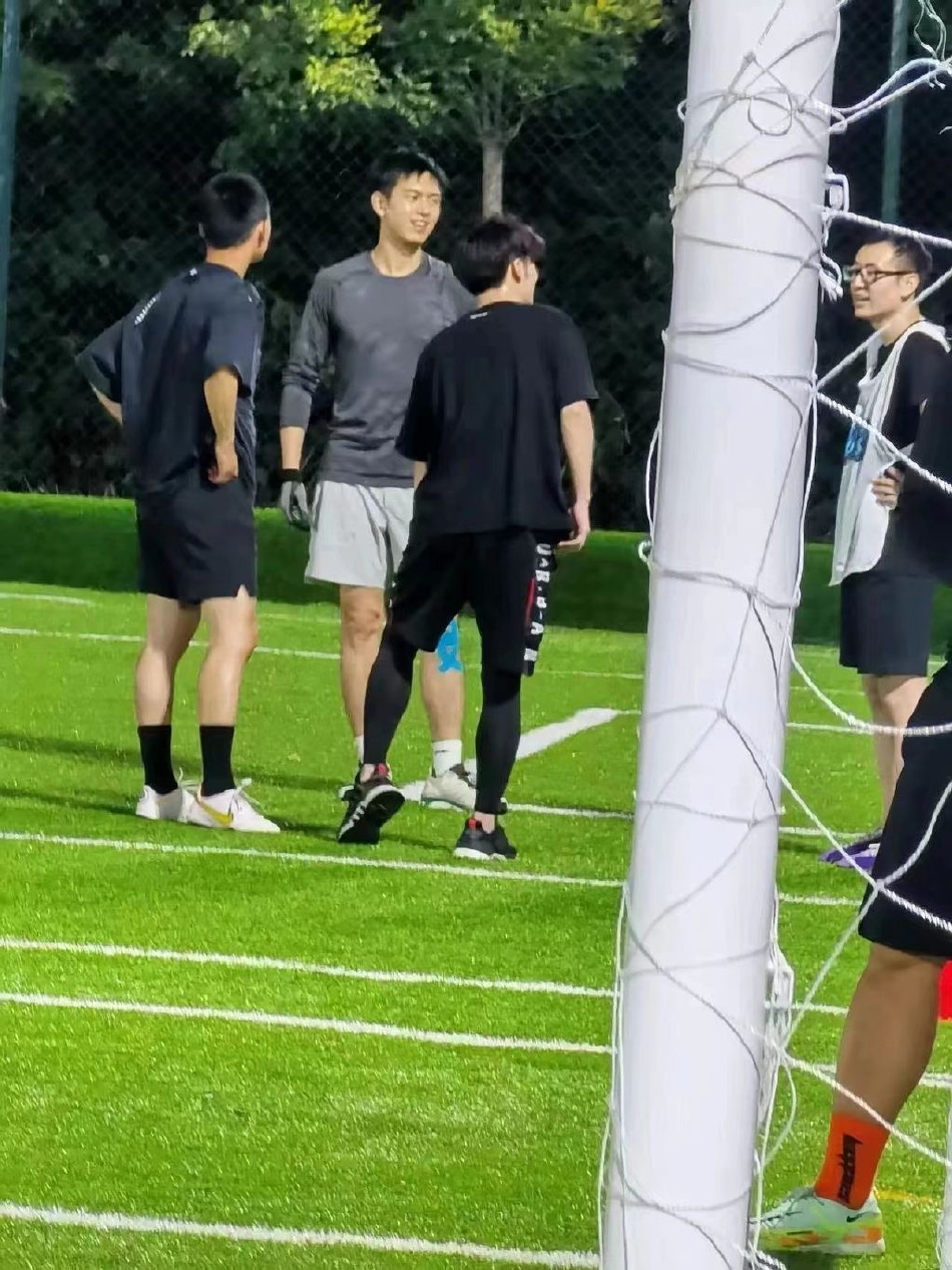 　　根据美国cnbc网站梳理的数据，通用汽车及其合资公司在华市场份额从2015年的15%左右降至去年的8.6%，中国市场盈利占通用汽车全部盈利的比例也有所下降。2022年，斯特兰蒂斯集团表示只在中国地区保留其旗下jeep品牌的进口业务。