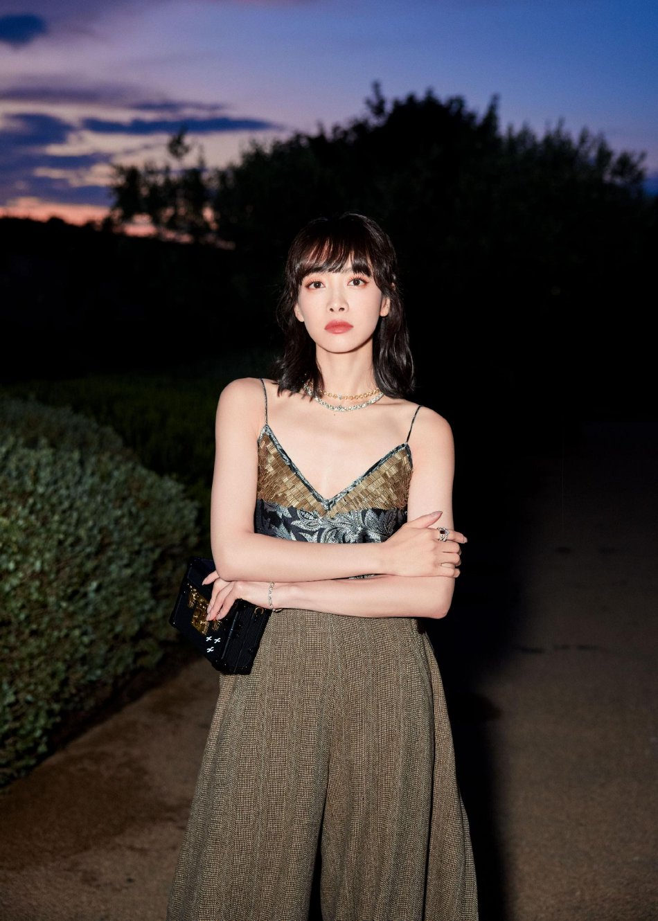 　　下午5时许，晋衔仪式在庄严的国歌声中开始。中央军委副主席张又侠宣读了中央军委主席习近平签署的晋升上将军衔命令。中央军委副主席何卫东主持晋衔仪式。