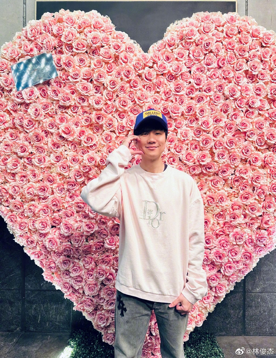 　　双方认为，在上海合作组织框架内开展合作是加强两国全面战略协作伙伴关系的重要方向。双方将继续协作努力，把上海合作组织打造成具有权威性和影响力的多边组织，使其在构建新的公正稳定的多极化国际格局中发挥更大作用。