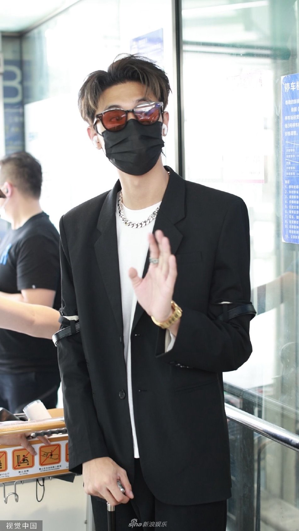 　　“台湾民意基金会”今日（6月18日）公布最新民调，台湾地区领导人赖清德声望为48.2%，相较上个月重挫 9.8 个百分点。该基金会董事长游盈隆表示，在台湾，一个百分点代表 19.5 万人，10 个百分点代表近 200 万人，上任不到一个月，流失近200万人支持，是一个严重的警讯。