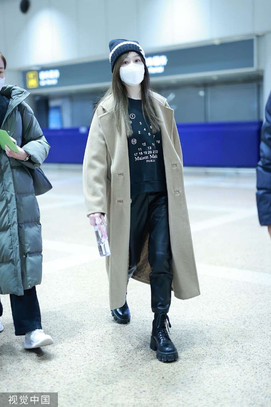 　　据台媒报道，中国国民党前主席马英九今天（11日）结束大陆参访之行，于上午8时47分率团从北京首都机场出发，搭乘国航ca-185班机返回台湾，并于11时30分抵达桃园机场。中国国民党籍民意代表翁晓玲、赖士葆、罗智强、罗廷玮、涂权吉，以及中国国民党秘书长黄健庭到机场接机。马英九在机场发表简短讲话时表示，只要有共同政治基础的“九二共识”，两岸就可以继续对话。