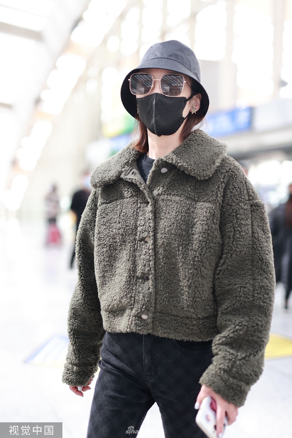 　　中国驻英国使馆发言人13日表示，英方有关制裁是没有国际法依据的单边主义行径，中方坚决反对，已向英方提出严正交涉。英国政府罔顾国内国际民意，不断火上浇油，助长战事延绵不绝、生灵涂炭，致使和平更加遥遥无期。