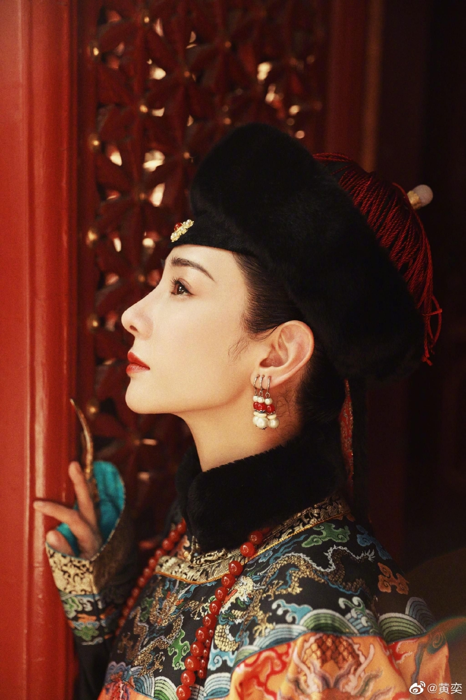 　　有媒体注意到，马斯克此次访华正值北京国际车展。特斯拉虽然延续了前几年的传统并未参展，但根据社交媒体上流传的采访视频，马斯克在抵达中国后表示，“很高兴看到中国电动汽车取得进步，未来所有汽车都将实现电动化”。路透社还关注到，美国传统汽车产业巨头通用汽车的首席执行官博拉也不宣而至，26日突然来到北京国际车展参观。