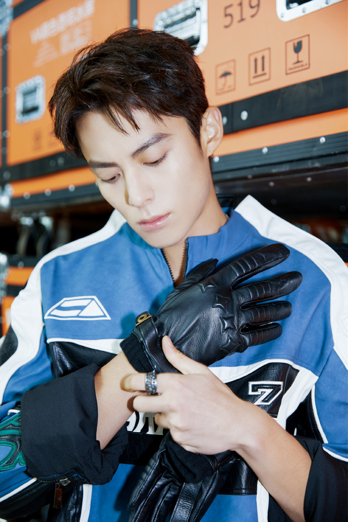 　　至于下调存款利率的原因，一方面，受到宏观经济复苏、货币政策调控等因素的影响，市场利率水平整体走低。另一方面，社会融资需求增速明显放缓，尤其居民存量房贷置换等因素影响下，银行资产端结构发生变化。