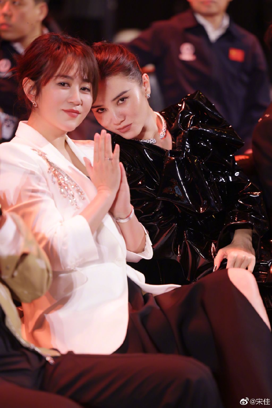 王一新严重违反党的政治纪律、组织纪律、廉洁纪律和生活纪律,构成严重职务违法并涉嫌受贿犯罪,且在党的十八大后不收敛、不收手,性质严重,影响恶劣,应予严肃处理。依据《中国共产党纪律处分条例》《中华人民共和国监察法》《中华人民共和国公职人员政务处分法》等有关规定,经中央纪委常委会会议研究并报中共中央批准,决定给予王一新开除党籍处分;由国家监委给予其开除公职处分;终止其黑龙江省第十三次党代会代表资格;收缴其违纪违法所得;将其涉嫌犯罪问题移送检察机关依法审查起诉,所涉财物一并移送。