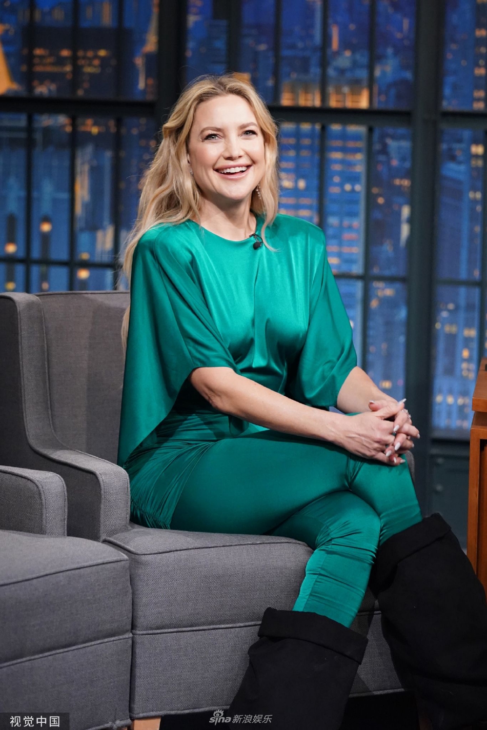 　　从盘面上看，半导体产业链爆发，光刻机方向领涨；氢能、机器人、锂矿、算力、新能源车、ai应用题材表现活跃。市场逾5200股上涨，成交额突破万亿元。