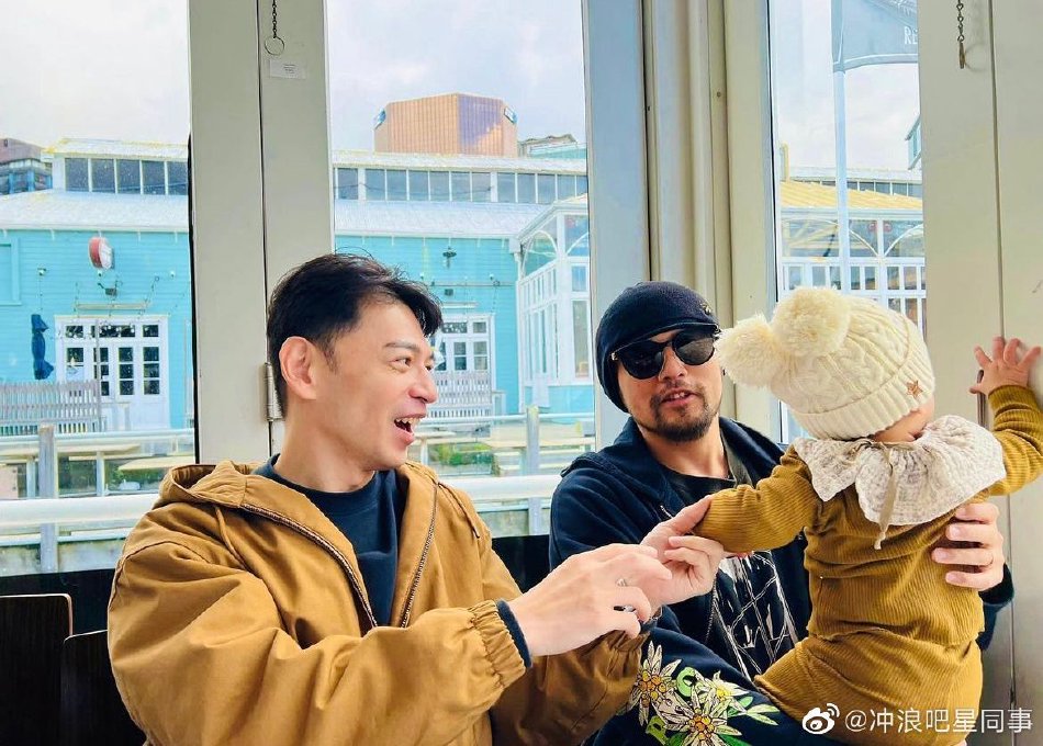 　　如今，这个中国女孩终于在一场艰难的战役后被观众们看见了。不过，即使是面对突然而来的“泼天的流量”，闫晓楠似乎也没受到太大影响。赛后，她还是很少登录社交网站看留言，而是把时间都留给了宠物、美食和亲人，自得其乐地过着她的日子。她的生活态度，正如她在ufc比赛时为自己选择的那首著名的出场音乐《远走高飞》中所唱的那样：“路边那朵蔷薇鲜红得纯粹，关掉了手机管他谁是谁，不要去理会是是非非，天亮走到天黑，从不觉疲惫。”