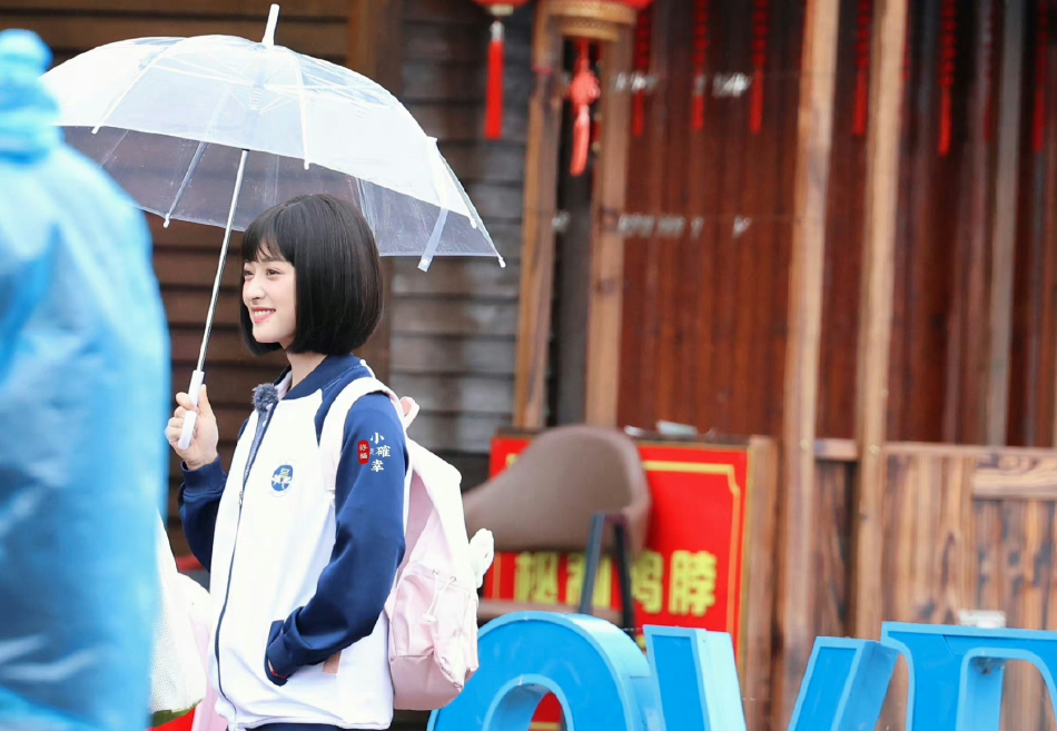 　　[环球时报特约记者 任重]英国政府当地时间13日以“打击普京的战争机器”为由宣布50项新制裁，对象包括5家中国实体。中国驻英国使馆发言人当天回应说，英国政府罔顾国内国际民意，不断火上浇油，不但没有反思自己的恶劣行径，反而罗织罪名制裁中国及其他国家企业，充分暴露了英方的虚伪嘴脸。中方敦促英方立即纠正错误，撤销对中国企业的制裁。
