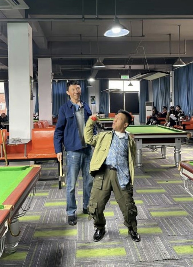 　　4月份，食品烟酒类价格环比下降0.7%，影响cpi下降约0.19个百分点。食品中，鲜菜价格下降3.7%，影响cpi下降约0.08个百分点；鲜果价格下降2.0%，影响cpi下降约0.04个百分点；蛋类价格下降2.0%，影响cpi下降约0.01个百分点；畜肉类价格下降0.8%，影响cpi下降约0.02个百分点；水产品价格下降0.5%，影响cpi下降约0.01个百分点。