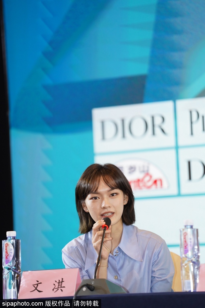 　　其中，某违法团伙控制100余个证券账户操纵某股票，利用连续拉抬、对倒交易等手法影响股价，其后又伺机清仓式砸盘出货，导致个股价格盘中闪崩、连续跌停，累计卖出 27亿元，非法获利约1.3亿元。