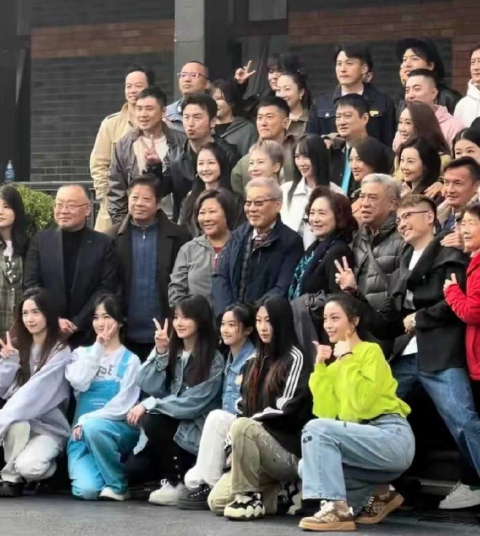 　　中方执法人员不仅进行了绕礁等常规宣示主权的行为，还手持<em data-scene=