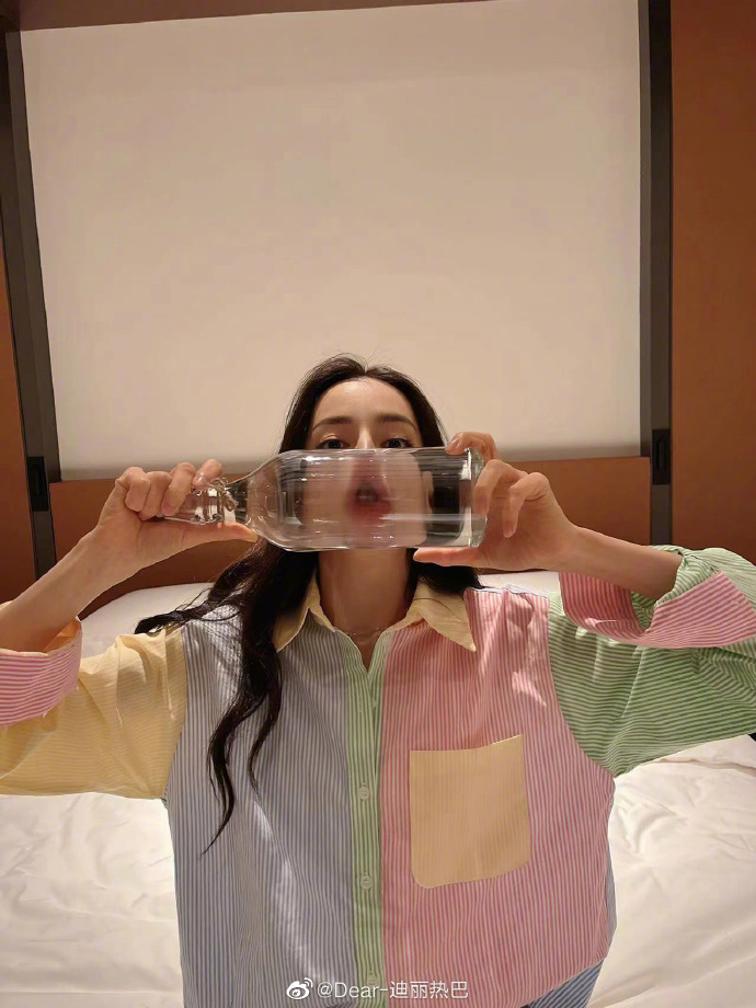 　　即将留学的杭州人小李，在抖音、小红书等平台上“种草”许久后，终于决心将哈尔滨之行作为出国前的最后一站。在短暂的行程中，小李一行人跟着网友的教程，将哈尔滨站、圣索菲亚大教堂、冰雪大世界及“钻石海”、雪谷等知名打卡地逛了个遍。经历三天的旅程，小李从哈尔滨回来后的第一件事，就是四处向朋友“安利”。