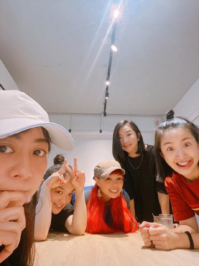 　　经查，李鹏新丧失理想信念，背弃初心使命，培植个人势力，搞“七个有之”；无视中央八项规定精神，违规接受宴请和车辆司机服务安排；对组织不忠诚、不老实，在组织函询时不如实说明问题，违背组织原则，卖官鬻爵，严重污染地方政治生态；廉洁底线失守，长期违规收受礼品、礼金；腐化堕落；贪婪无度，政商勾连，大搞新型腐败，利用职务便利为他人在矿产开发、企业经营、干部选拔任用等方面谋利，并非法收受股权股份等巨额财物。