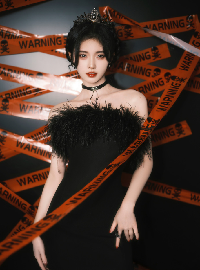 与此同时,闫晓楠也没放弃自己作为运动员的职业机会。2015年,闫晓楠偶然在北京的拳馆遇见了同为“赵家军”学生的师兄张铁泉,并加入他旗下的格斗俱乐部,成为俱乐部第一位女子选手。而张铁泉正是2010年ufc在中国正式签约的第一位选手。就这样,她开始进入mma(综合格斗)的商业赛圈子。在2012年退役之前,她零星地参加过一些综合格斗比赛,在那时,她就隐约感觉,比起规则束缚很多的散打,综合格斗这种直接展现力量的运动,似乎更适合性格直率,喜欢硬拼的自己。但那时,中国的综合格斗发展并不顺利,像ufc这样,在全世界影响力极大、拥有十亿以上观众的综合赛事,即使已经签约了张铁泉这样的选手,也没有在国内大范围铺开。因为赛事本身没有太高的影响力,自然无法给更多的选手机会。