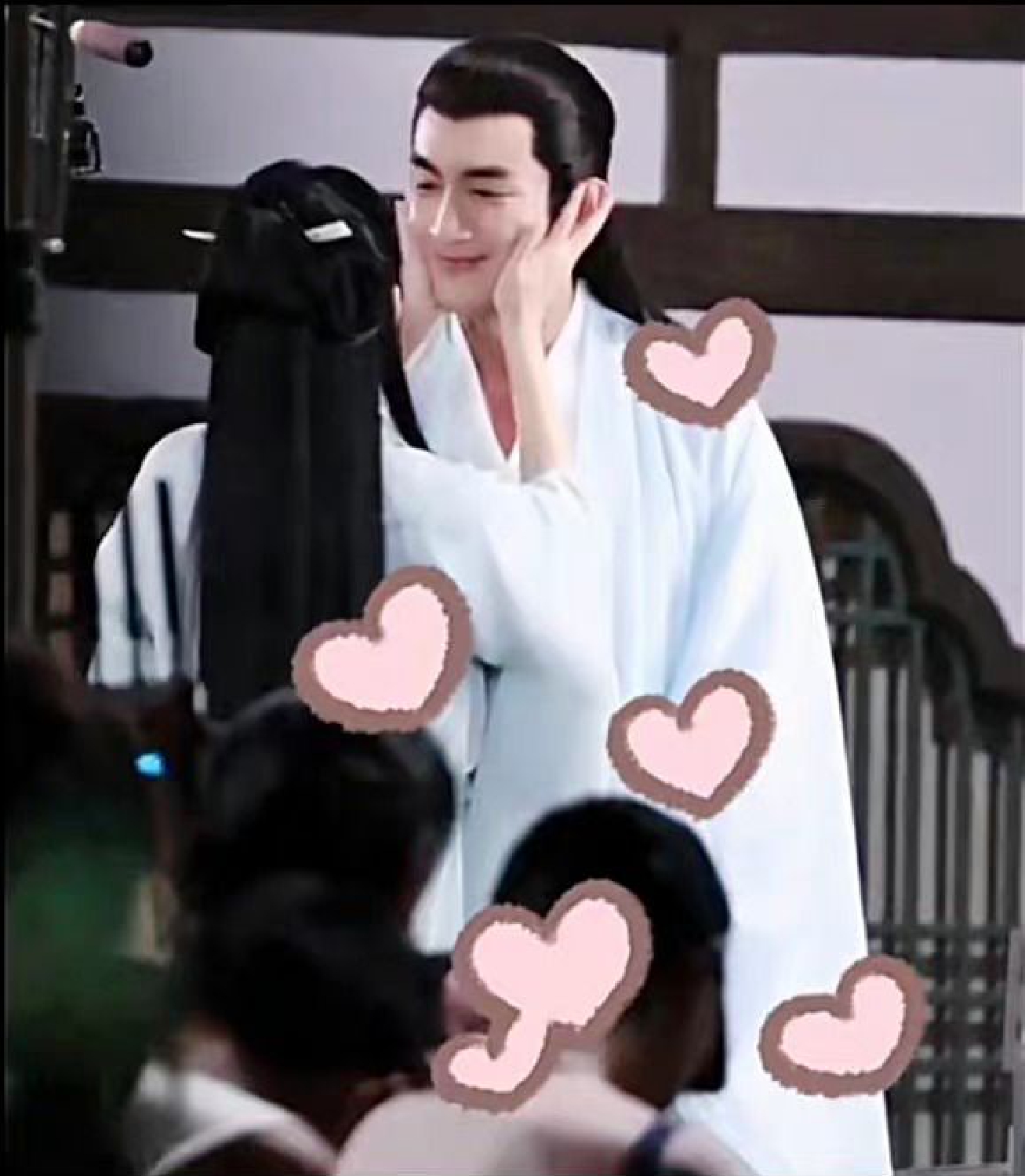 　　假期后的第一天，5月6日晚，深圳分区调整限购政策，部分中介人士“奔走相告”，立马向客户群发送消息，并宣称现在是购房好时机。