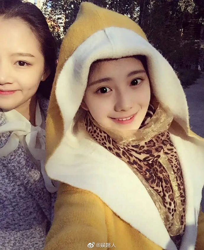 　　赛场内的闫晓楠看起来冷静寡言，充满战斗力，而赛场外的闫晓楠和很多年轻人一样爱美食，喜欢养宠物、看动漫、听民谣音乐，有自己独特的幽默感。心思细腻的她，也会关注她所从事的mma（综合格斗）运动的发展。格斗是一个孤独的行业，她自己因为经常独自在海外训练，就显得更加孤独，而如今，随着格斗运动在中国的影响力越来越大，她感到，自己的职业生涯似乎也不再是那么孤独了。