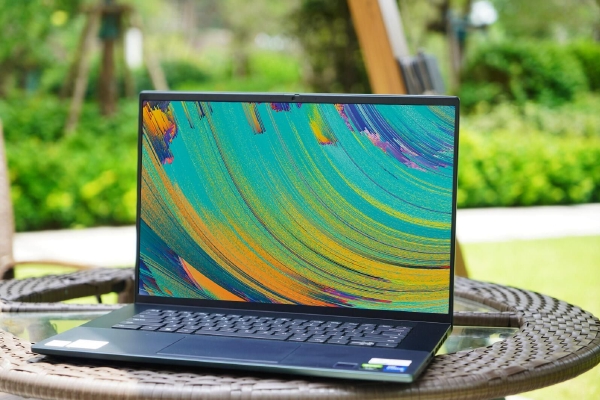 　　2019年4月，中情局前局长蓬佩奥在演讲时称，“我们撒谎、我们欺骗、我们偷窃，我们还有一套课程专门来教这些”，直白承认了中情局的一贯卑劣手法。近年来，美国中情局在加大对华情报工作的同时，还“恶人先告状”，或直接下场攻击抹黑，或背后喂料栽赃陷害，或利用境外媒体“带节奏”“造舆论”，苦心炮制中国修订《反间谍法》“泛化国家安全”“恶化营商环境”“任意羁押外国人”“强制收集企业数据”等虚假叙事和荒谬论调。而实际上，中国为什么要修订《反间谍法》，为什么要加强反间谍安全防范工作，或许伯恩斯局长的这篇文章就是告诉大家的“答案”。