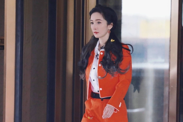 　　“欧洲和美国太远，成本太高；去日本、韩国和泰国不能给我长途旅行的感觉。因此，我选择了迪拜。”据孙凯尔所说，他最初同样被中东的低成本所吸引：黄金周期间，从上海到迪拜的往返机票只花了大约3700元人民币，大约是巴黎往返机票价格的四分之一。