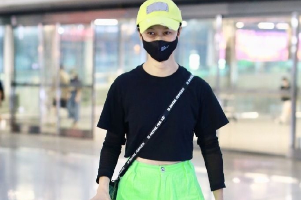 　　据国际网球联合会发布的《2021年全球网球报告》，2021年全球参与网球运动的人口有8718万人，中国以1992万人成为全球网球参与人数排名第二的国家，仅次于美国，占全球总网球人口的22.9%。同时，中国网球场的数量也为全球第二，达49767个。网球教练则以11350人位居全球第五。