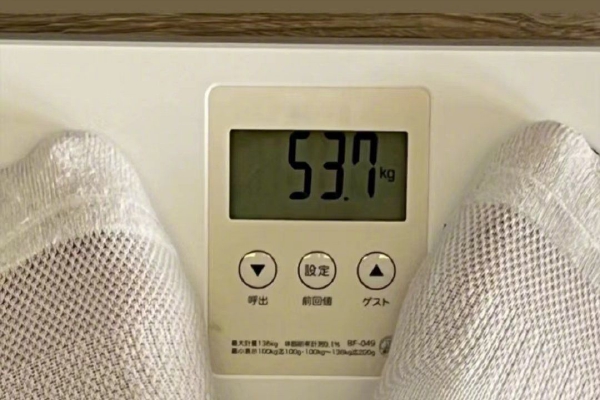 　　路透社13日称，新制裁包括衡水元展贸易有限公司和总部位于香港的恒邦微电子有限公司，理由是它们涉嫌或曾经参与“破坏乌克兰稳定”或“破坏或威胁乌克兰领土”。“美国之音”称，衡水元展贸易有限公司和香港恒邦微电子有限公司此前已被美国财政部制裁过。