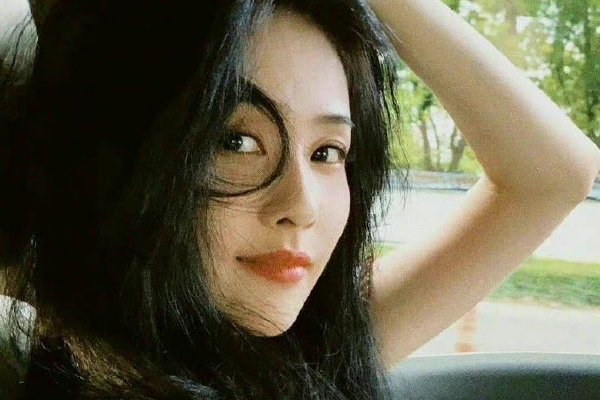 　　钟自然出生于1962年8月，安徽桐城人，曾在原地质矿产部和原国土资源部工作多年，2014年任原国土资源部党组成员，中国地质调查局局长、党组书记。