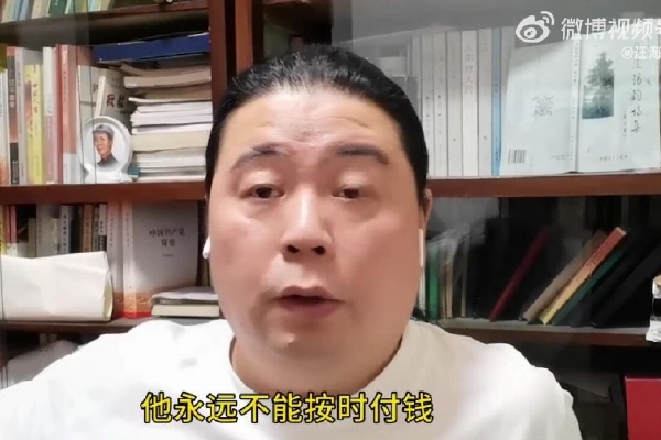 2024年1月21日深夜,每隔一两个小时,许喜俊就前往离家不远的小蛙场里查看,“有雪下到网子上面来,我就拿木棍把它打掉”。网子里圈的,就是许喜俊占地三十多亩地的小蛙场。