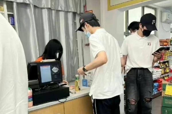 　　省应急管理、农业农村、水利等部门成立由25个厅级干部带队的工作组和27个专家组，分片包市深入一线、深入基层，对各地水源调度抗旱播种、抗旱保苗等工作进行督促指导，及时协调解决遇到的实际困难和问题。各地也积极采取行动，组织人员力量全面开展抗旱。