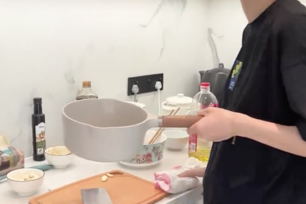 　　侵华日军第七三一部队罪证陈列馆研究人员 金士成：516部队就是关东军化学部，它是日本侵华化学战大本营，731部队是日本侵华细菌战大本营。《身上申告书》中记载一个人叫平川义仁，这个人在1944年1月1日到12月1日是在关东军化学部516部队，1945年1月开始到731部队，我们觉得这是一个新发现，证明日本侵华化学战和细菌战之间731部队和516部队有人员的调转和流动。