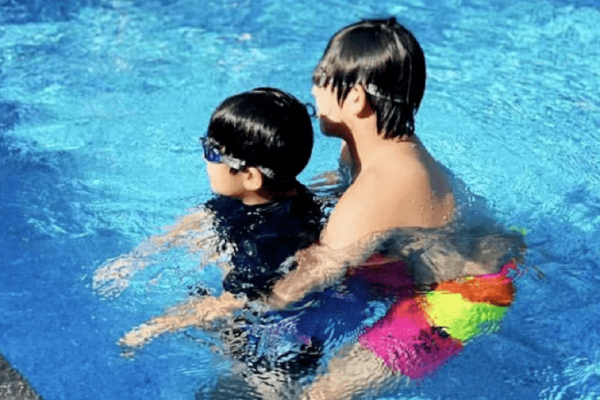 坚持因地制宜、科学抗旱,河库灌区及时开闸放水,增加流量,采取疏通渠道、维修涵闸等措施,做到远送多浇、有水可浇;引黄灌区根据抗旱需水情况,及时开闸放水,争取多引黄河水;平原灌区发挥机电井作用,采取有效措施保障机井通电,并组织投入各类排灌机械179.4万台,努力增加抗旱播种面积。丘陵岗区利用坑、塘、堰、坝等小型水利工程组织抗旱播种。夏播以来,全省累计抗旱浇水7977.3万亩次,播种进度与常年相当。