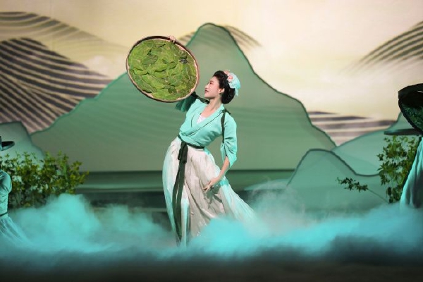 “要精心组织实施,积极配合导演组团队提升节目质量,加强演出各环节有序衔接,努力做到与主会场浑然一体、气韵贯通,把最精彩的节目、最美的陕西展现给海内外观众。”