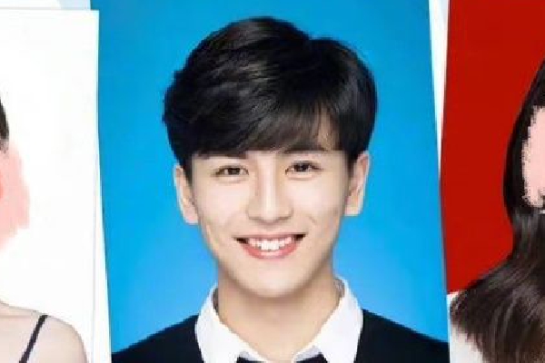 　　3月4日，十四届全国人大二次会议在北京人民大会堂举行预备会议。图为解放军和武警部队代表团走向人民大会堂。　中新社记者 蒋启明 摄