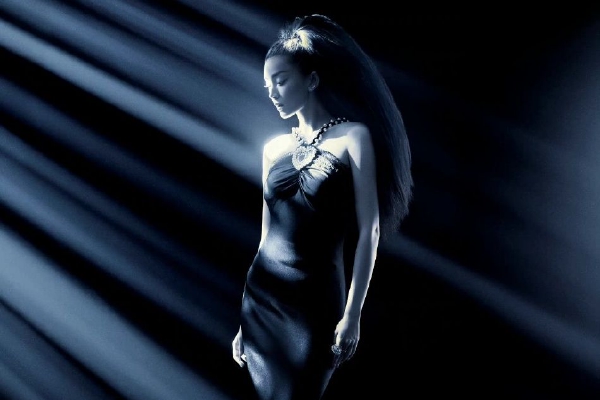 　　5月29日，印度德里地区蒙盖什布尔气温监测站记录到52.9℃高温，创下德里地区最高气温纪录。但印度气象局官员在6月1日的一份声明中表示，由于“温度传感器出现故障”，在德里地区蒙盖什布尔气温监测站所录52.9℃的高温数字有误，比实际温度高出3摄氏度，实际最高温度为49.9℃。