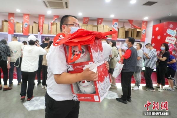 　　韦福雷还表示，美国目前一些政策是自相矛盾的，一方面中美新任气候变化特使近期在华盛顿举行会晤，另一方面美国又将中国的新能源产品定义为“过剩产能”作为打压对象。路透社援引分析师的话警告称，（美中）贸易争端可能会提高电动汽车的整体成本，从而损害拜登的气候目标和创造制造业就业机会的目标。沃达福数字汽车国际合作研究中心主任张翔14日对《环球时报》记者表示，中国目前拥有全球最主要的新能源汽车产业链，如果将中国的零部件拒之门外，那么对美国汽车产业的转型和发展也是一种损失。