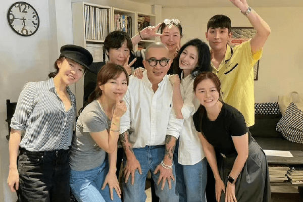 　　段路明带领课题组解决了这种窘境。他们创新提出双类型量子比特生成量子网络节点的方案——利用同种离子的两对超精细能级结构，分别编码出量子网络中用于与光子产生纠缠的“通讯比特”和用于存储信息的“存储比特”，并利用激光实现了两种量子比特间微秒量级的相干转换。