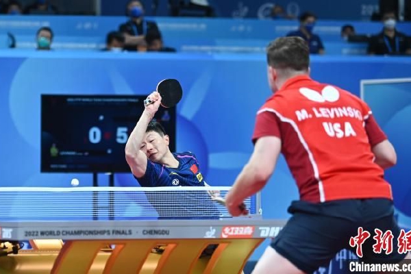 香港佐敦道华丰大厦今天(10日)起火,火警于上午8时左右升至三级。消防人员架起云梯救出被困人员,目前至少有6人受伤需送院治疗。