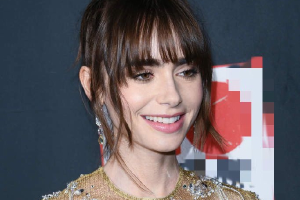 　　[#香港佐敦道发生火灾多人被困#]香港佐敦道华丰大厦今天（10日）起火，火警于上午8时左右升至三级。消防人员架起云梯救出被困人员，目前至少有6人受伤需送院治疗。