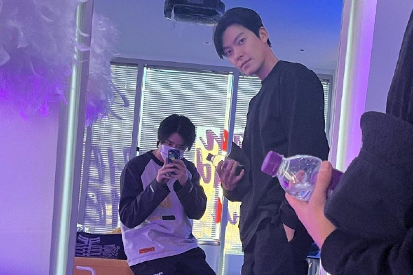 　　[环球时报综合报道]“一段时间以来，比亚迪、吉利等中国自主品牌的崛起给不少外国汽车品牌带来压力。”美国cnbc网站18日报道称，美银证券汽车产业分析师约翰·墨菲当天在美国汽车媒体协会有关活动中表示，美国底特律三巨头（即通用汽车、福特汽车和斯特兰蒂斯）应“尽快”退出中国市场。他同时警告说，美国三大车企需要采取更严厉的措施削减开支，尤其是在内燃机业务方面，因为这是目前利润的主要来源。