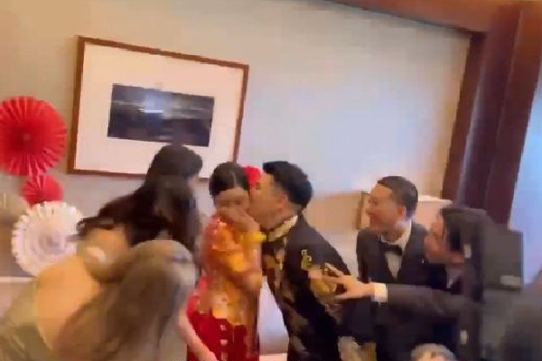 　　习近平强调，信息支援部队是全新打造的战略性兵种，是统筹网络信息体系建设运用的关键支撑，在推动我军高质量发展和打赢现代战争中地位重要、责任重大。要坚决听党指挥，全面贯彻党对军队绝对领导的根本原则和制度，全面加强部队党的建设，坚定理想信念，严肃纪律规矩，弘扬优良作风，确保部队绝对忠诚、绝对纯洁、绝对可靠。要有力支撑作战，坚持信息主导、联合制胜，畅通信息链路，融合信息资源，加强信息防护，深度融入全军联合作战体系，精准高效实施信息支援，服务保障各方向各领域军事斗争。要加快创新发展，坚持作战需求根本牵引，加强体系统筹，推进共建共享，强化科技创新，建设符合现代战争要求、具有我军特色的网络信息体系，高质量推动体系作战能力加速提升。要夯实部队基础，落实全面从严治军要求，严格教育管理，保持正规秩序，激发动力活力，全面锻造过硬基层，确保部队高度集中统一和安全稳定，奋力开创部队建设新局面，坚决完成党和人民赋予的各项任务。