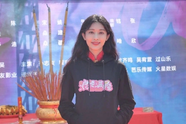 　　要在广袤起伏的沙地上造林并不容易。1999年后，通辽启动“5820”工程（5年时间在8个旗县造林20万亩），开始利用外部招商引资植树造林。2001年，北京商人许文丽来到这里，打算以每年承包3000亩、10万棵的速度，用10年时间造出3万亩的林地。但第一年，她的10万棵造林工程最后只存活了6万棵。许文丽告诉本刊，对于没有造林经验的人来说，前期投入是巨大的，在一片荒地上，水、电、浇水、除草，林间密度怎么排都是问题。2001年他们就投入了600万元，“那可是2001年的600万”。几年下来，一起招商过来的7家公司都放弃了。