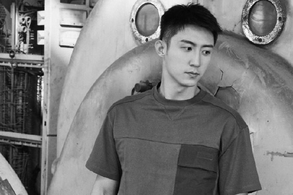 　　今年春节假期，“先回家，再出游”成为了热门的过节方式。游客们消费热情高涨，旅游市场持续火爆，多地的网红景区发布公告称门票预约数量已满，呼吁大众分流错峰出行。