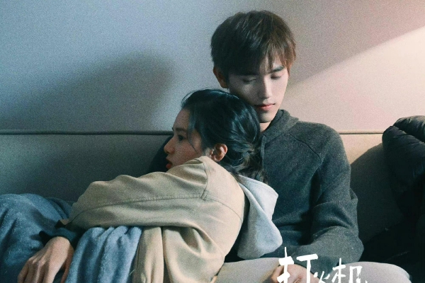 　　日前，小米联合创始人、副董事长林斌在其个人微博上，连续发布了两条其在国外体验特斯拉fsd的视频，并配文称，“刚跑去特斯拉4s店体验了一下fsd v12自动驾驶，从停车场出来，上高速，汇入车辆，下高速，走城区，最后回到停车场，前后十多分钟，走了小10公里。虽然车辆不多，但不需要高精地图，也没有激光雷达，完全基于纯视觉模型的自动驾驶技术，还是特别赞。”“对车辆操作，特斯拉fsd更像人在开车。”