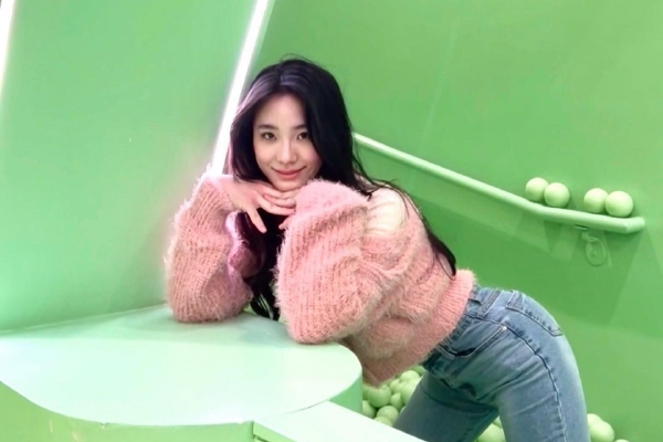 　　在网络平台，大众对于冰雪旅游的关注度也居高不下。据巨量引擎城市研究院数据，抖音冰雪相关内容播放已超过102亿，哈尔滨、北京和徐州位列热门冰雪城市前三名。冰雪兴趣用户数达到4573万，同比增长35.7%，滑雪、温泉和冬泳成为最受欢迎的冰雪项目前三名。另据千瓜数据，2023年9月至12月20日，小红书“冰雪”相关种草笔记数超过29万篇，同比2022年增长253.93%，互动量增长150.58%，内容覆盖旅行、健身、美食等多领域，其中旅行住宿占比和互动量占比分别为20.98%和17.71%，位居各品类第一。