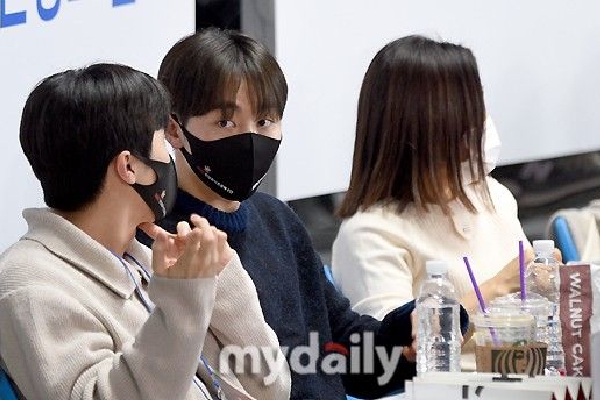 　　最近两起企业补税事件引起市场关注。一是湖北枝江酒业股份有限公司被要求补税8500万元，因这笔税款被追溯至1994年，使得税务“倒查30年”成为舆论焦点。二是宁波博汇化工科技股份有限公司3月份收到当地税务要求补税5亿元的通知，最近企业宣布停产。上述两起事件，引起了一些企业人士的担忧。这些担忧包括是否存在全国性查税，不少企业担忧如果倒查多年需要补税，这对于经营困难的当下无疑是“雪上加霜”。跟多位省级、市级税务人士交流得知，目前并没有全国性查税部署。一些地方根据当地税收大数据风险提示等对个别企业查税，是日常工作，也是税务部门正常履职。毕竟税务部门主要负责税收、社会保险费和有关非税收入的征收管理，发现偷逃税、少缴税行为，理应依法制止，否则就是渎职。（第一财经）