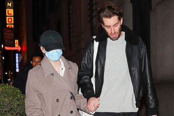 　　金家渡中苑南区是位于城乡接合部的城中村。<strong>易炼红来到小区检查安全管理情况，刚准备进小区时就发现问题：两辆小轿车挡住了小区消防通道大门，消防车辆无法通行。</strong>小区里，不少房屋一楼开店二楼住人。易炼红发现一楼经营户罐装煤气随意摆放、火源管理不到位，部分防盗窗设置不规范，影响消防救援和火灾逃生，电动自行车私拉电线充电等问题，<strong>现场要求金家渡社区负责人迅速行动全面排查整改安全隐患，进一步提升安全责任意识，确保安全管理措施执行到位、有效落实。</strong>