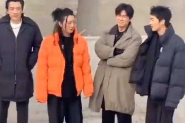 　　中国驻英国使馆发言人13日表示，英方有关制裁是没有国际法依据的单边主义行径，中方坚决反对，已向英方提出严正交涉。英国政府罔顾国内国际民意，不断火上浇油，助长战事延绵不绝、生灵涂炭，致使和平更加遥遥无期。