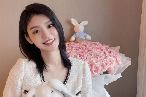 　　龙江公司作为充装企业违规取得燃气经营许可和气瓶充装许可，资质申报材料弄虚作假，持燃气经营企业从业人员培训考核证人员不足，违规用铂澜公司员工充当本公司经营负责人、技术负责人，未按规定配备专职安全管理员、充装人员。违规在50公斤新标准“双嘴瓶”液相阀“加芯”，将其变为老标准气瓶，放任其流入无气化装置的餐饮场所，带来错接风险。违规长期使用“口袋码”充装非自有气瓶，向无燃气经营许可的铂澜公司和30多个“黑气”贩子提供用于经营的燃气。企业安全管理混乱，未建立全员安全生产责任制，未开展针对性安全教育培训，安全投入严重不足。